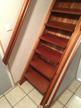 Restauration d'un escalier avec de la frisette bois exotique et des marches bois exotique 