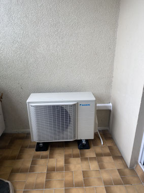 Unité extérieure de climatisation Daikin installée par Clim Alpes en Isère