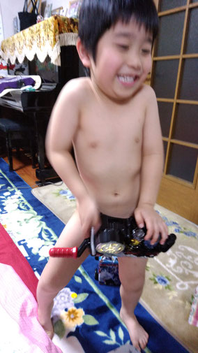 仮面ライダーベルトを裸でつける子供の写真