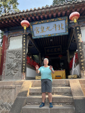 Qi wecken auf der Treppe in der Jadetempel-Anlage in Tianshui