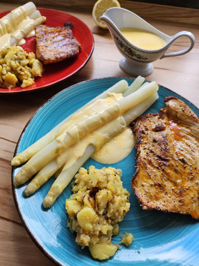 Weißer Stangenspargel mit Schnitzel, Kartoffeln und Sauce Hollandaise