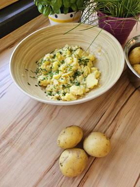 Saftiger Kartoffelsalat ohne Mayonnaise mit feinen Zwiebelscheiben