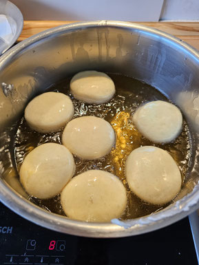 Schwäbische Fastnachtskrapfen werden in heißem Fett goldbraun ausgebacken