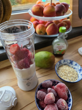Cremiger Frühstückssmoothie mit Beeren im Mixer