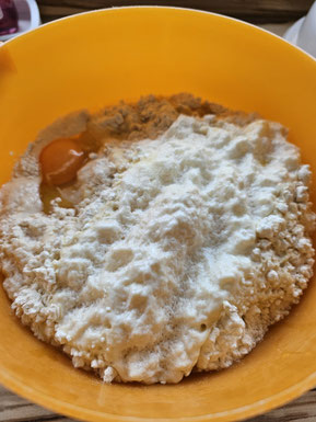 Hefe wird mit dem Zucker in lauwarmer Milch für schwäbische Fastnachtskrapfen aufgelöst
