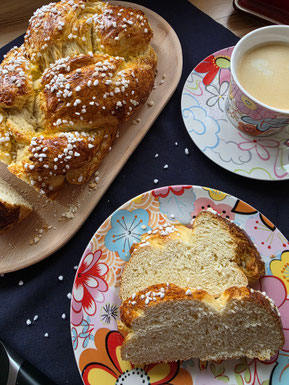 Hefezopf für den Osterbrunch auf einem Teller