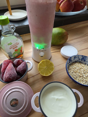 Smoothie im Blender für den Osterbrunch vorbereitet