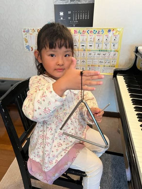 鈴木真由美音楽教室 トライアングルを演奏