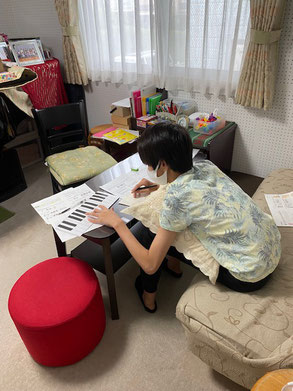 期末試験勉強中の中3男子｜大田区東雪谷羽金ピアノ教室