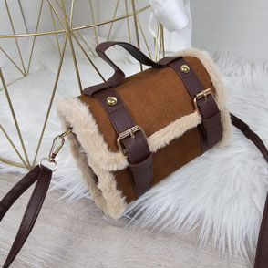 WATCHBAG: Umhängetasche Mina in Bordeaux. Diese hochwertig verarbeitete Tasche überzeugt mit ihrem tollen Design. Breiter Umhängegurt mit farbigen Muster. Must-Have Bag für den Sommer. Handtasche