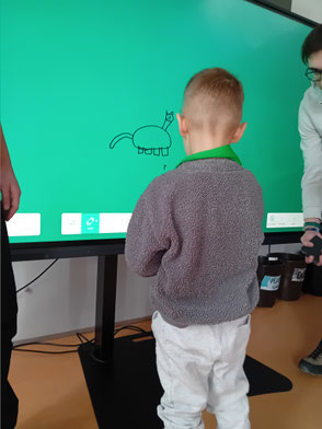  Die digitale Tafel faszinierte die Kinder sichtlich beim Spiel "Tiere erraten".