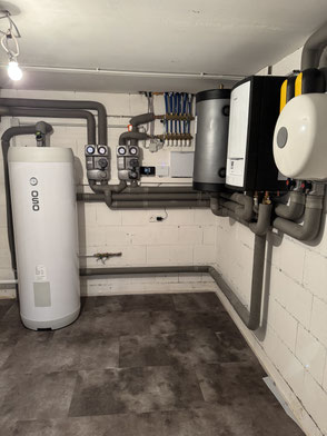 neuer Heizraum mit Edelstahl-Warmwasserspeicher und zwei Pumpengruppen für Fußbodenheizung und Heizkörper 