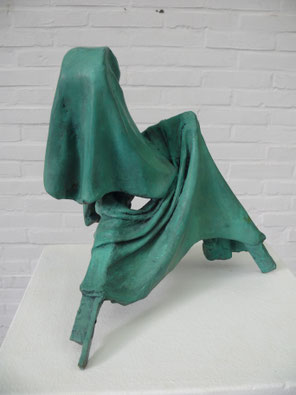 zeitgenössische Skulptur von Andreas Jonak, Bronzeguss in grün Patinierter Faltenwurf