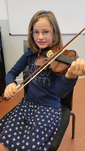 Ecole de musique EMC à Crolles – Grésivaudan : jeune musicienne jouant du violon lors d’un cours individuel.