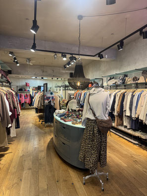 Innenansicht in Ollies Fashion Mode Geschäft in Münster mit Herbstware 2025