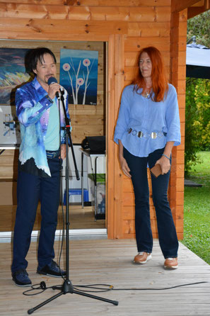 Die freie Autorin und Poetry-Slam-Gewinnerin Hermine Arnold schrieb das wunderbare Gedicht "Magic Blue", das Künstler und Sänger MaLo Magic Blue vertonte und präsentierte. MaLo-Freiluftvernissage 2025. Private Event.