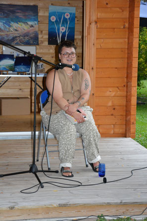 Autor November Kupsch list auf der MaLo-Freiluftvernissage 2025. Private Event.