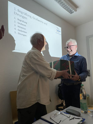 Jürgen Röper (rechts im Bild) ehrt Heiko Ilchmann für 30 Jahre aktive Mitgliedschaft im NABU, davon viele Jahre als Gremiumssprecher