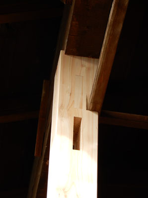 伝統工法　檜の柱　取付け