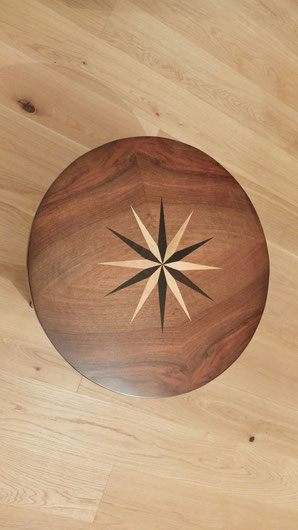 Table basse en noyer avec étoile restaurée puis vernis et patinée