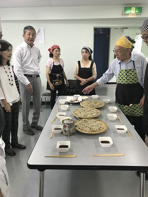 一回目は3人が打ったお蕎麦を頂きます! 2回目、3回目まであります。茹でたてを皆さんで頂きます。