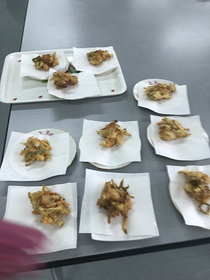 かき揚げは本日はお食事だけにご参加の会員さんもいらしたので、特別に海老とイカが入りました(^^♪ いつもは、野菜(人参、玉ねぎ、ゴボウ)です。