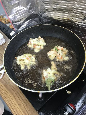 かき揚げ天ぷらも、どんどん揚げて、お一人3個は頂きます(^^♪