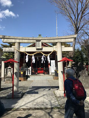 勧行寺から浅間神社へ! 浅間神社に上る急階段は姿三四郎のロケで使われたそうです。