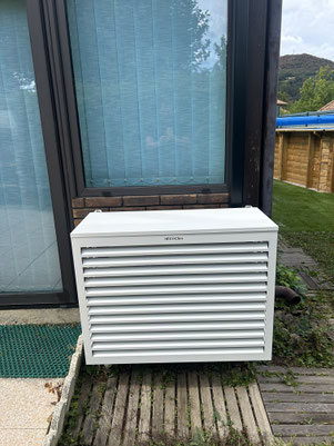 Cache de protection DECOCLIM en aluminium installé par Clim Alpes sur une unité extérieure de climatisation