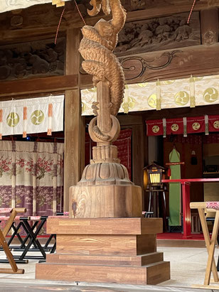 田無神社拝殿入口の金龍の木像