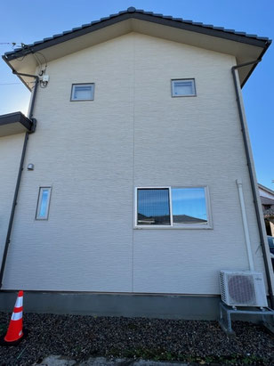 富山市の住宅外壁をバイオ洗浄した後の写真。黒ずみが除去され、きれいになった状態。