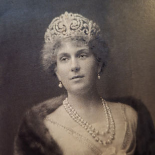 La reina Victoria Eugenia con atuendo de gala y aderezo de joyas 1913.. Fotografía de Christian Franzen. Gelatina sobra papel baritado. Patrimonio Nacional Madrid. Archivo General de Palacio.