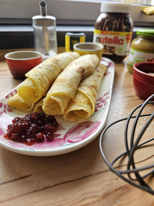 Goldbraune Pfannkuchen frisch aus der Pfanne