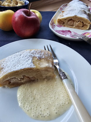Apfelstrudel mit Vanillesoße