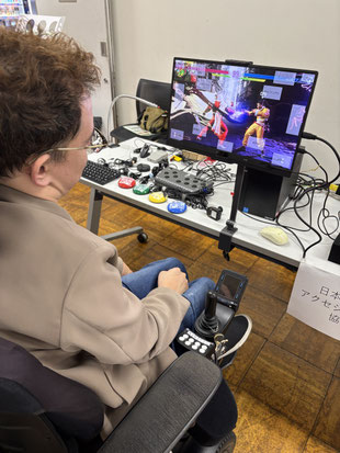 視線入力デバイスでストリートファイター６を体験する車椅子ユーザー