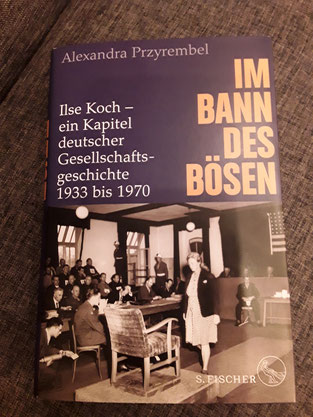 Das Buch mit dem Foto von Ilse Koch im Gerichtssaal.