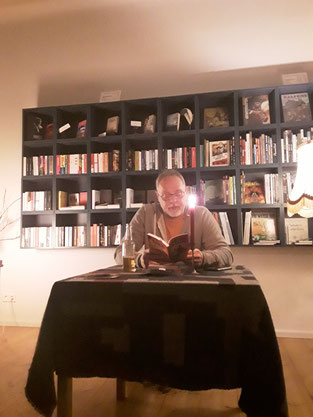 Stefan Barth liest RONDO im Kerzenschein.