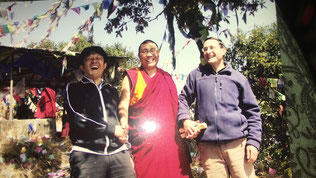 チベット僧モンラム・ラマと元哲学教授のギデオムとの記念撮影