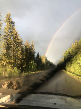 Un arc en ciel sur la route qui nous emmène à une nouvelle zone de cueillette de morilles sauvages