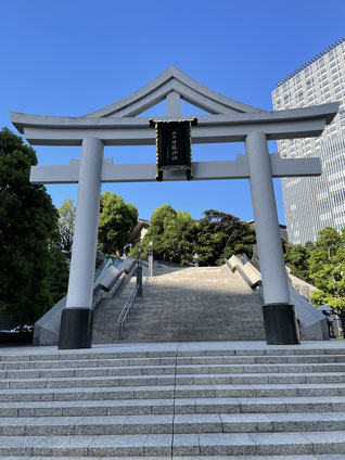 東京都心のパワースポット「日枝神社」の山王鳥居。鳥居の両側はエスカレーターでラクラク参拝。