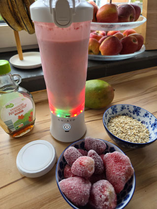 Frühstückssmoothie im Blender frisch gemixt