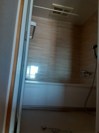 ワンルームをリノベーション、1416サイズのユニットバス　シャワートイレ付きのトイレ　対面キッチン（システムキッチン）　洗面化粧台　エアコンと設備も充実　