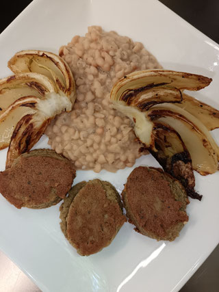 Gebratener Fenchel auf Bohnenmus mit Kräuterpaddies