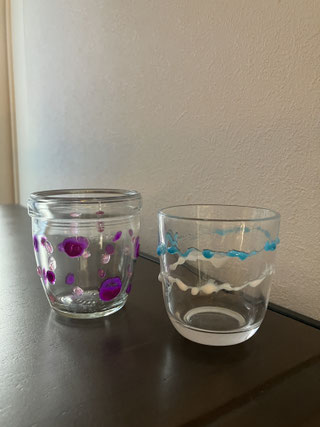 5月のお楽しみ会は、家にあるガラスびんを使ってガラスペイントしました。お花を飾るといいかな?
