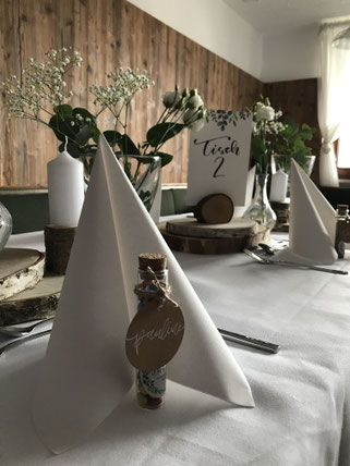 Man sieht einen für eine Hochzeit festlich gedeckten Tisch