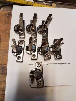 Wie schlage ich die Türe an? Tests mit Einfachstscharnieren.