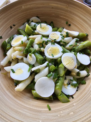 Spargelsalat mit Ei und grünem Spargel - leichtes Spargelgericht