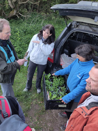 Übergabe des "Gastgeschenkes" durch Kerstin Jonke (Foto: Peter Berthold / NABU Euskirchen)