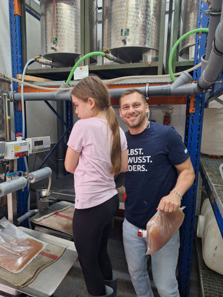 Große Freude in jedem Alter - Christoph Köhn mit seiner Tochter beim Pasteurisieren von Apfelmost