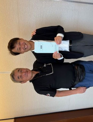 高橋至新会長と初優勝のアイカ工業大橋支店長。